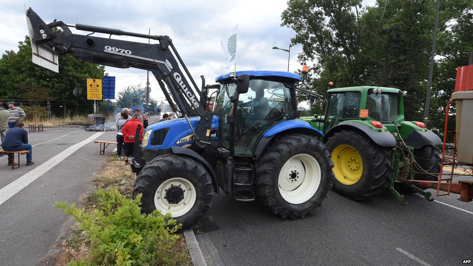 Французские фермеры блокируют дорогу возле Германии, 27 июля 15
