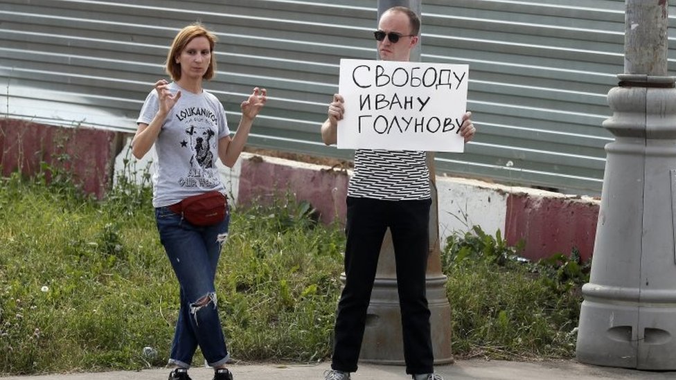 Manifestantes afuera de una corte de Moscú con un eslogan que dice "Libertad para Iván Golunov".