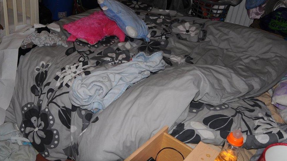 двуспальная кровать, на которую поместили Поппи Уортингтон во время ее обрушения 12 декабря 2012 г.