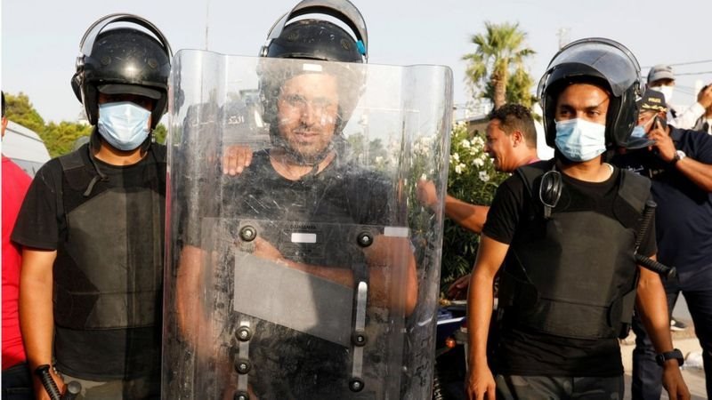 تونس تعيش أزمة سياسية واقتصادية