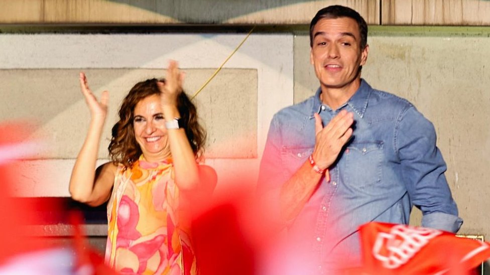 Španija i politika: Konzervativcima najviše glasova, ali niko nema većinu da napravi vladu 4 Spain's Socialist leader and Prime Minister Pedro Sanchez gestures as he addresses supporters during the general election, in Madrid