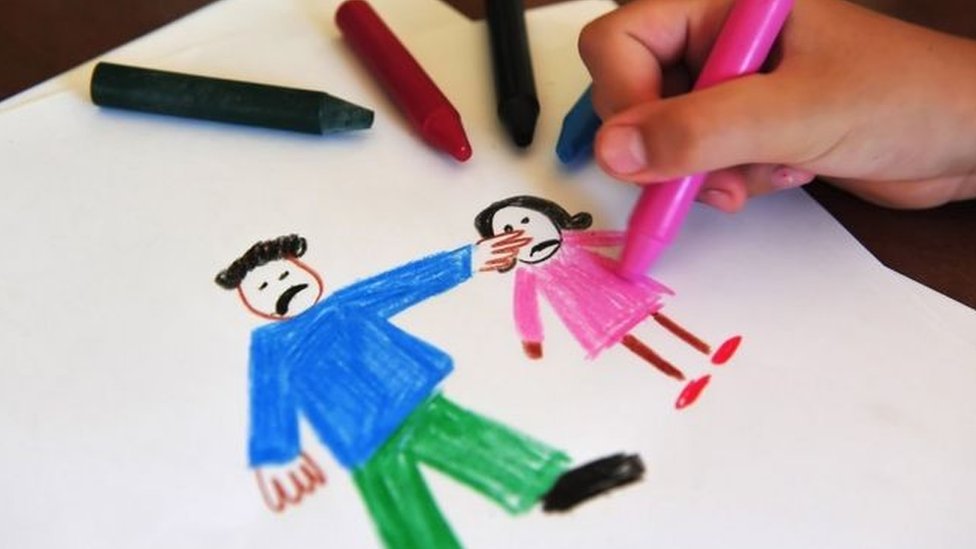 Ребенок рисует изображение домашнего насилия