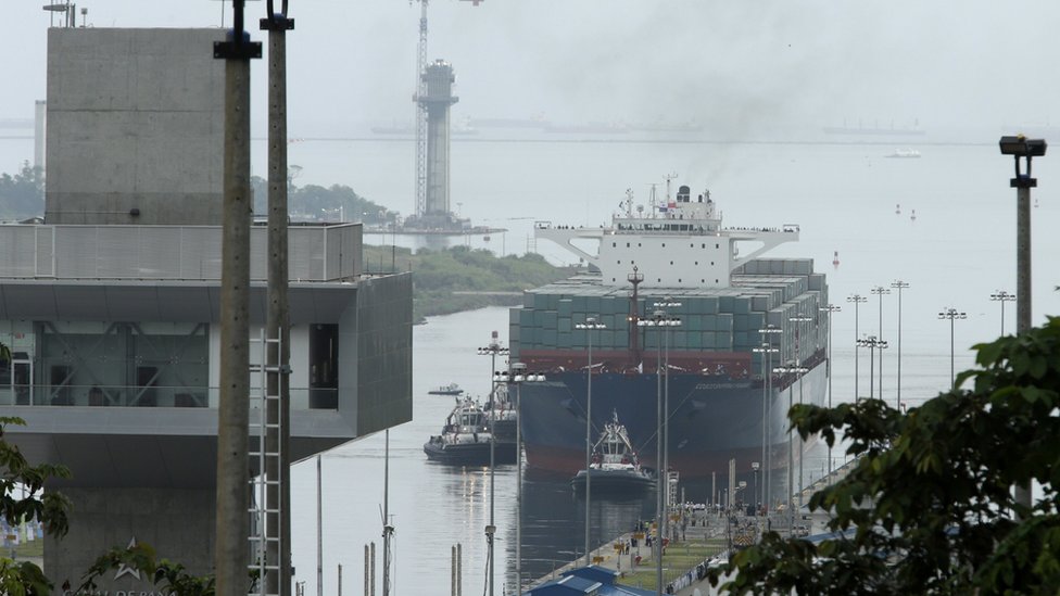 корабль приближается к новым шлюзам Агуа Клара, часть проекта расширения Панамского канала,