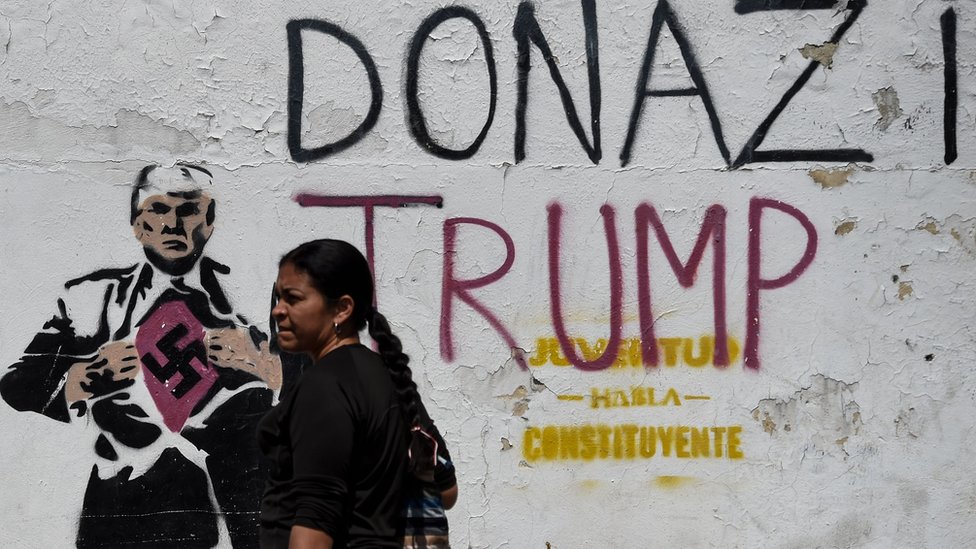 Caracas'taki bir duvar yazısında Trump, Nazi'ye benzetiliyor.