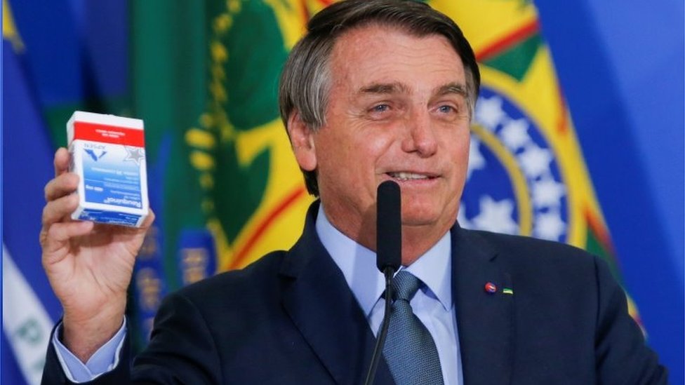 Bolsonaro exibe cloroquina