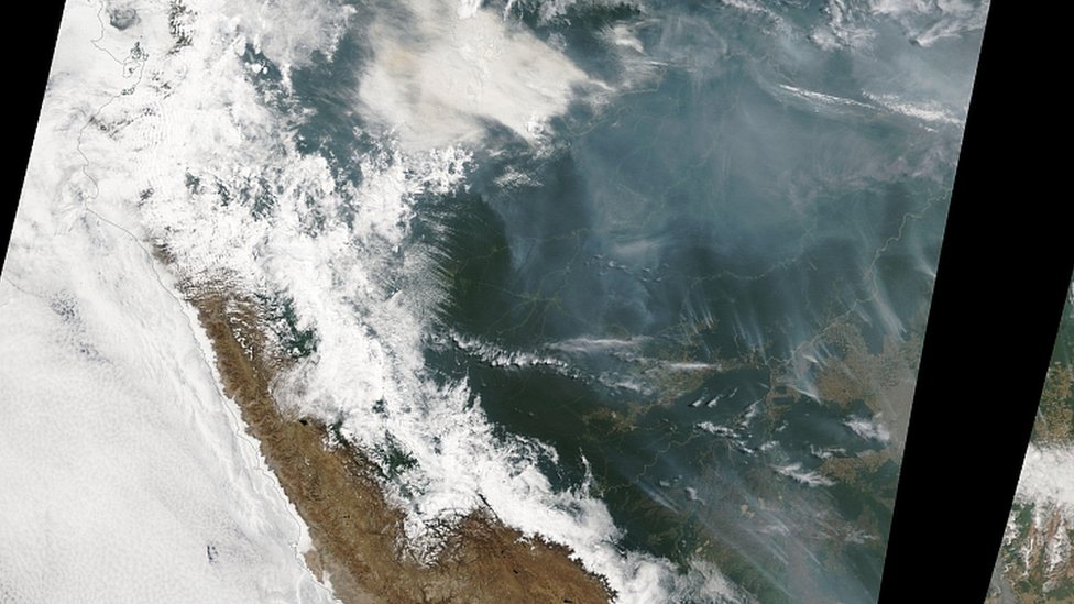 Спутниковый снимок лесных пожаров в тропических лесах Амазонки, Бразилия.14 августа 201