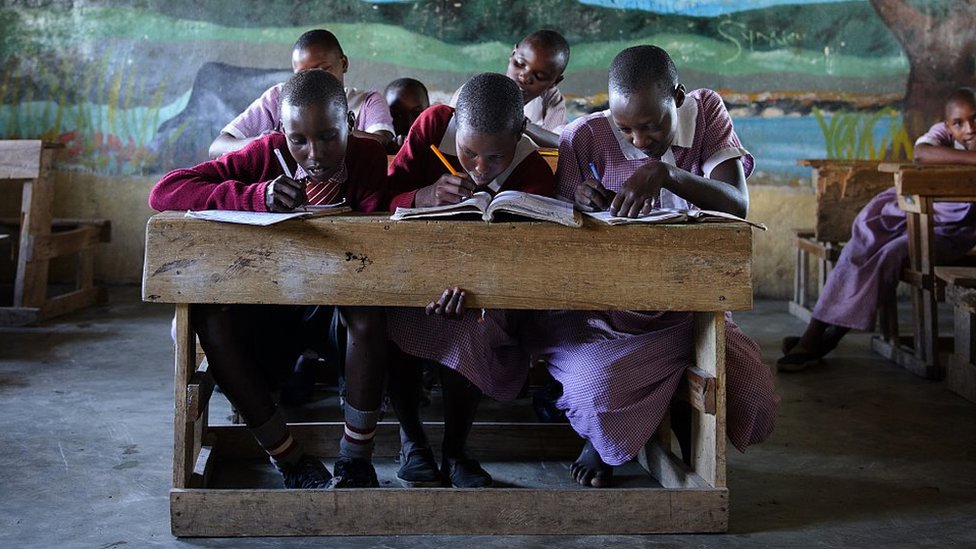 Дети масаи учатся в классе начальной школы Нкойлале в районе Нарок в Кении
