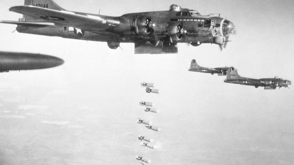 Бомбардировка B-17 над нацистской Германией в канун Рождества 1944 года