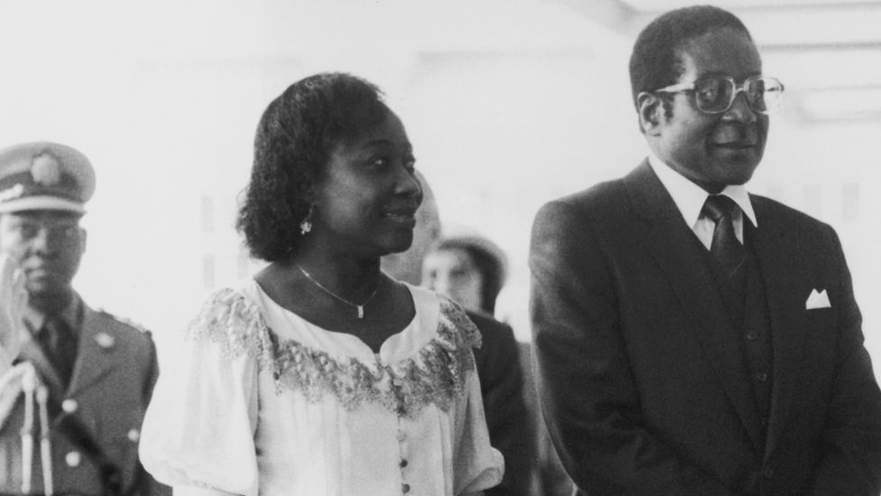 Роберт Мугабе, премьер-министр Зимбабве, посещает королеву в Букингемском дворце со своей женой Салли, 20 мая 1982 года.