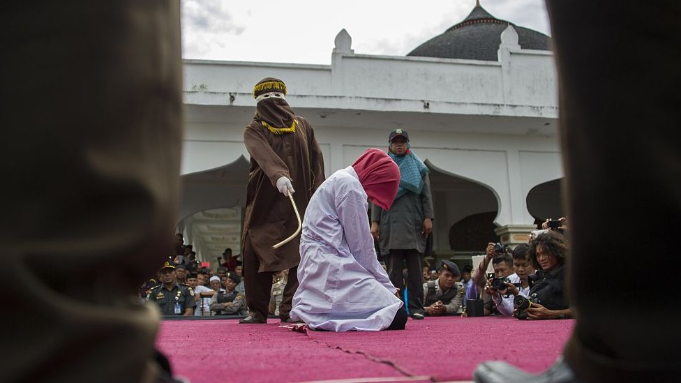 Javno bičevanje u Indoneziji, 12. jun 2015.