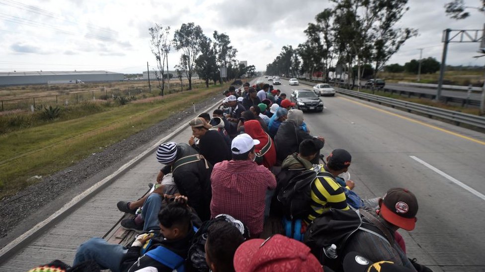 Migrantes en un camión