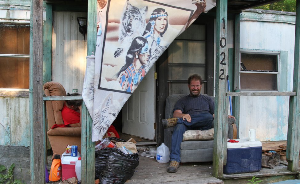 "¿De qué vivo? Retiro mi cheque del gobierno todos los meses": en Jamestown, casi 40% de la población recibe algún tipo de subsidio. Residente de Sunshine Lane, Jamestown