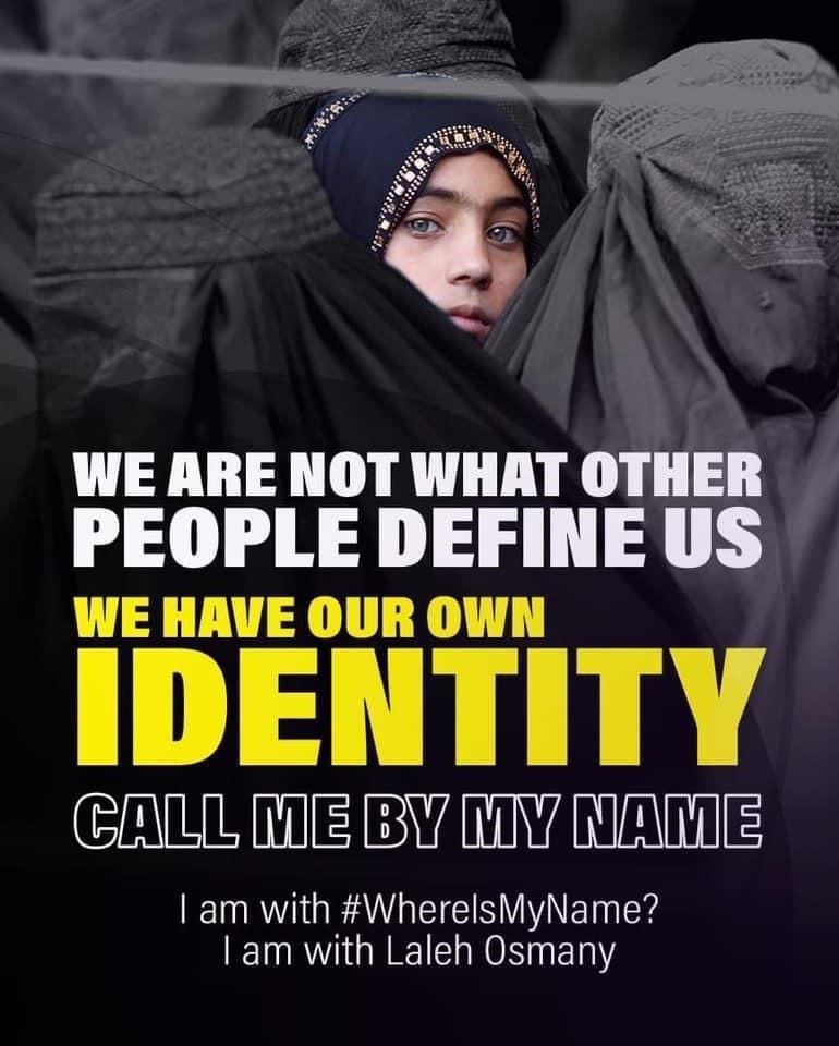 El afiche lee: No somos lo que otras personas nos definen. Tenemos nuestra propia identidad. Llámame por mi nombre. Yo estoy con WhereIsMyName? Estoy con Laleh Osmany (la mujer en la foto).
