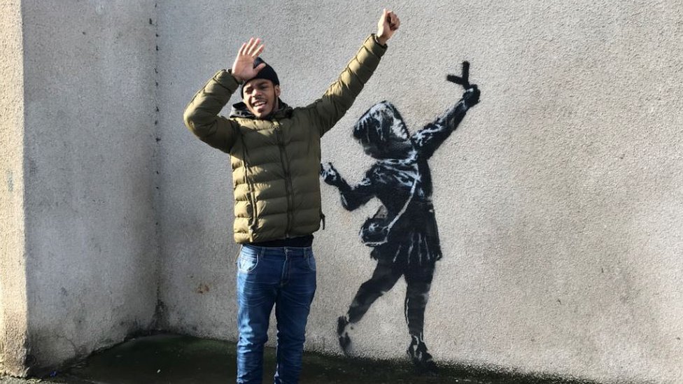 Artwork on Bristol house causes stir over new Banksy hopes - BBC News