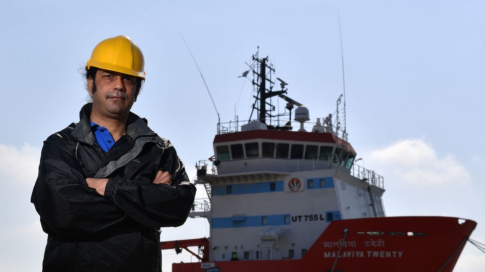 43-летний капитан Никеш Растоги из Мумбаи, застрявший на борту индийского судна снабжения