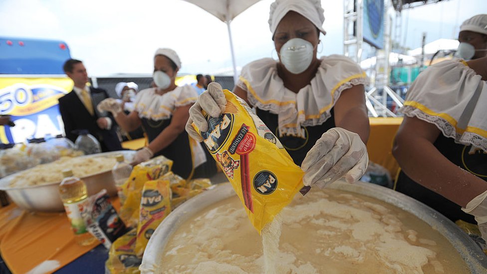 La harina PAN es un producto muy popular entre los venezolanos. Cocinera con harina PAN