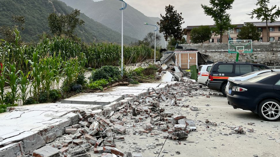 Terremoto deixa mais de 45 mortos em região chinesa em lockdown