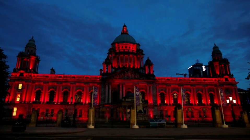 Ратуша Белфаста освещена в день 75-й годовщины Дня Победы, Белфаст, Северная Ирландия, 8 мая 2020 г.