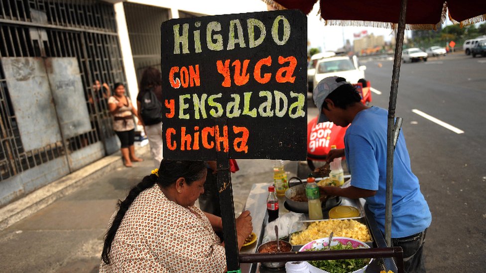 Los latinoamericanos parecen dispuestos a buscar en las urnas nuevas respuestas políticas y económicas a sus problemas cotidianos. Vendedora de yuca en Lima.