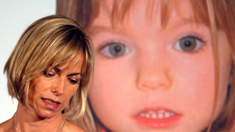 Kate McCann ha vuelto a ejercer como médico Kate McCann frente a una foto de Madeleine