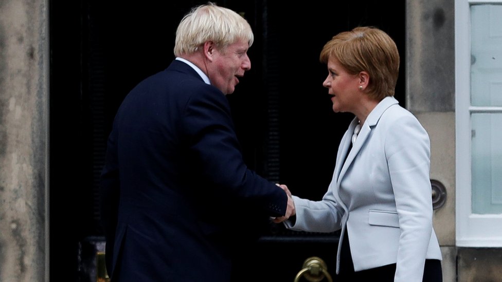 Премьер-министр Борис Джонсон пожимает (пожимая) руку первому министру Шотландии Никола Стерджен в Bute House в Эдинбурге, Шотландия, Великобритания, 29 июля 2019 г.