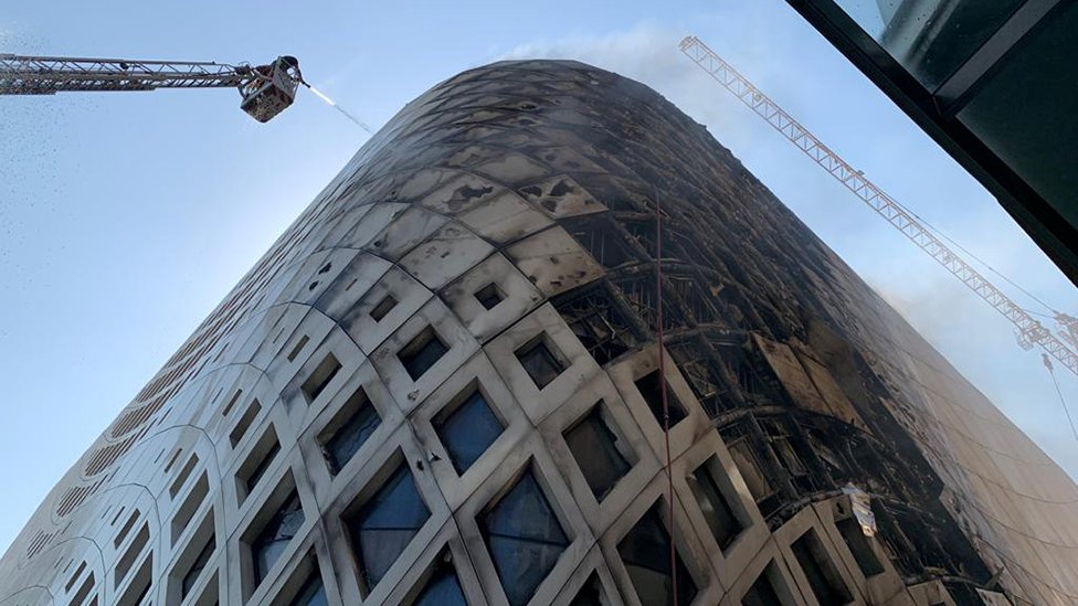 Пожарные тушат пламя, охватившее историческое современное здание, спроектированное покойным всемирно известным британско-иракским архитектором Захой Хадид, в центре Бейрута 15 сентября 2020 года