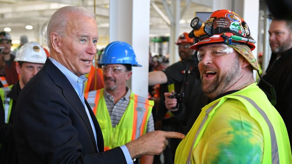 Biden con trabajador.