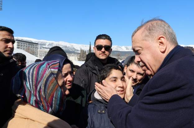 Erdogan conversa com sobreviventes do terremoto