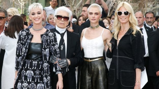 Lagerfeld bersama Katy Perry, Cara Delevingne dan Claudia Schiffer.
