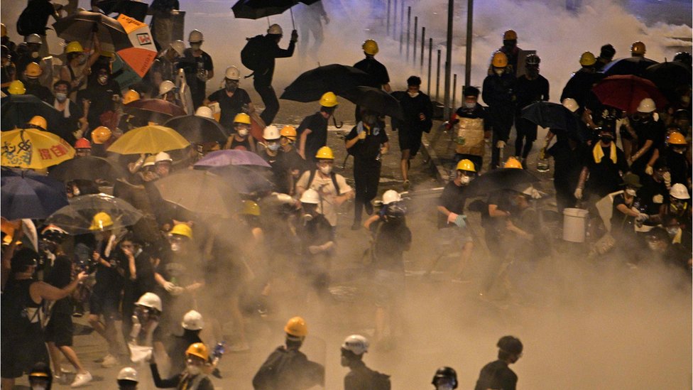 Протестующие бегут от слезоточивого газа