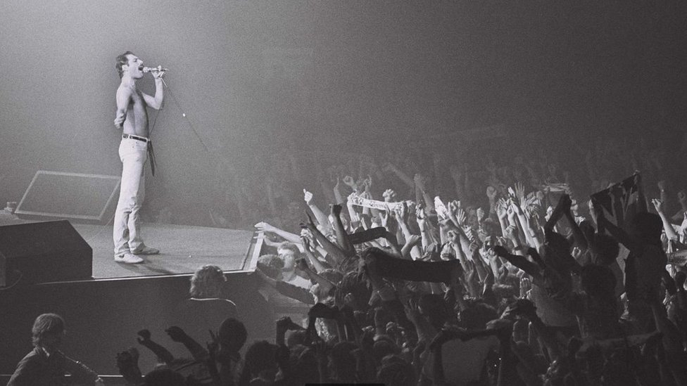 Freddy Mercury cantando en un concierto