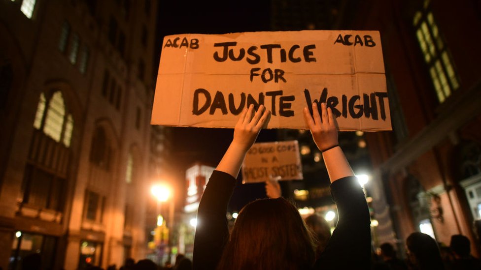 Daunte Wright shooting: Police chief resigns over black motorist's death