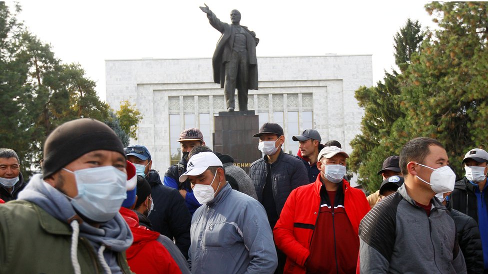 Сторонники соперничающих политических групп проводят акции протеста в столице Бишкек