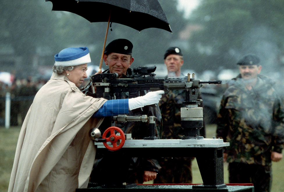 Isabel II dispara un rifle durante una visita a la asociación de la asociación de rifles del ejército en Bisley, Inglaterra, julio de 1993