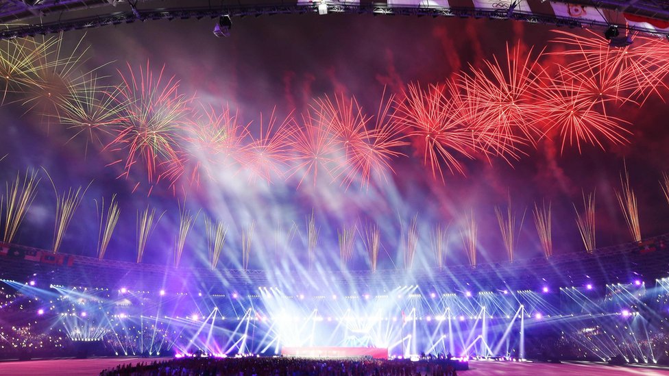 Kembang api mewarnai penutupan Asian Games ke-18 di Gelora Bung Karno, Jakarta.