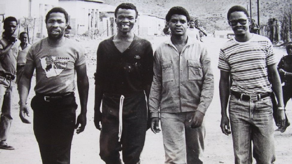 ماثيو غونيوي (إلى اليمين)، فورت كالاتا (الثاني من اليمين) قُتلوا على أيدي قوات أمن الدولة في عام 1985
