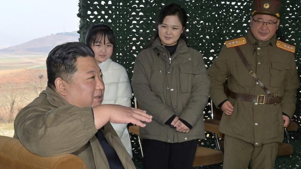 Kim Jong-un bersama istri dan putrinya.