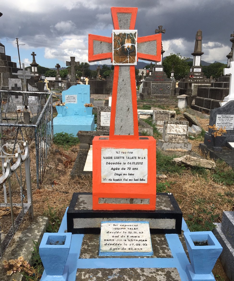 Надгробие чагосца на кладбище в Порт-Луи