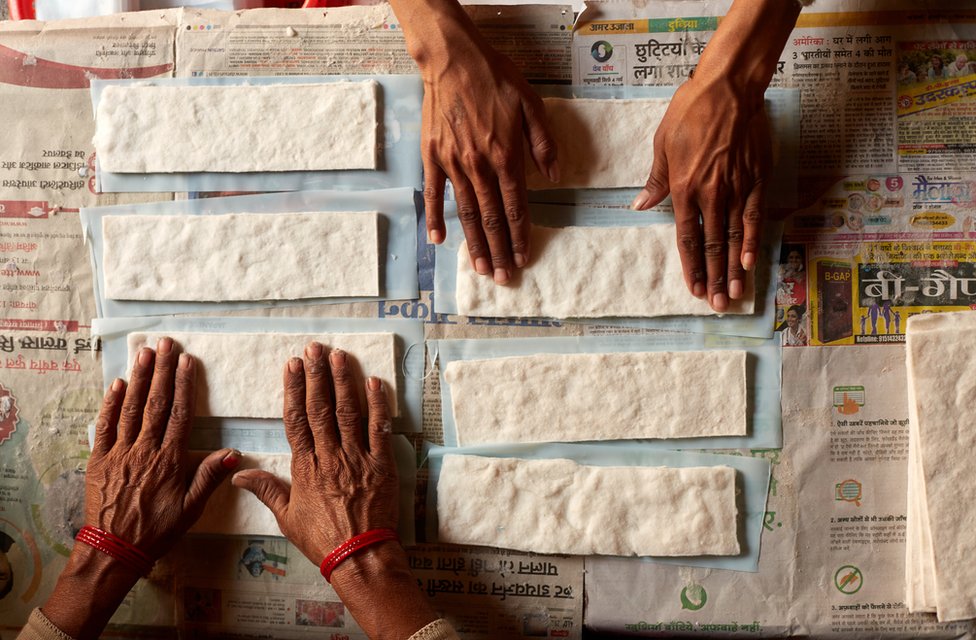Oscars 2019: The Indian sanitary pad makers' story wins award - BBC News