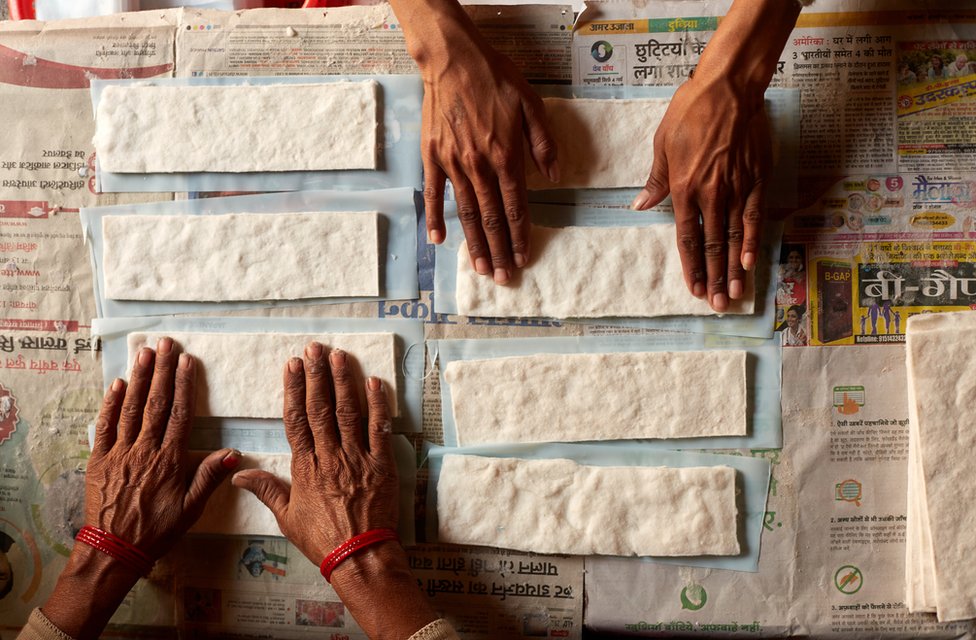 Mujeres haciendo compresas sanitarias.