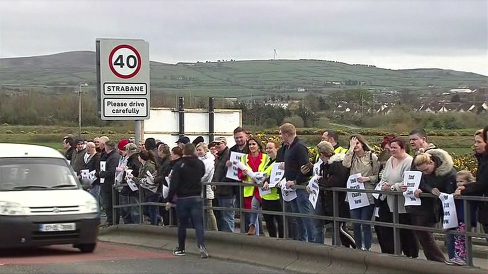 Люди протестуют на границе в Страбане