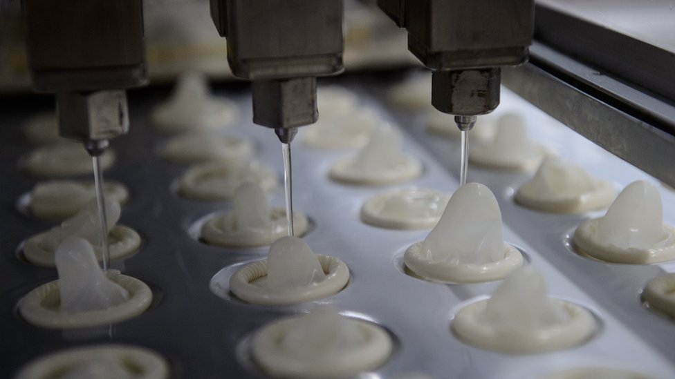 Amostras de preservativos são testadas na fábrica da Natex que produz cerca de 100 milhões de preservativos por ano para o Ministério da Saúde do Brasil em Xapuri, no Acre, em 7 de outubro de 2014