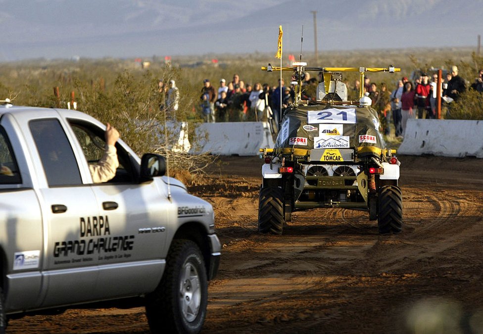 Algunos de los vehículos que tomaron parte en el la competición de DARPA.