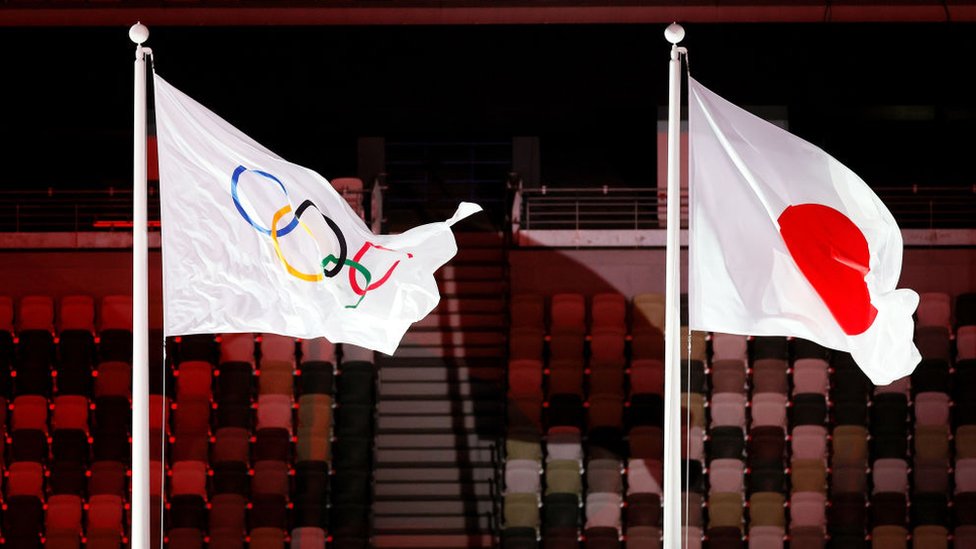 Banderas del COI y de Japón.