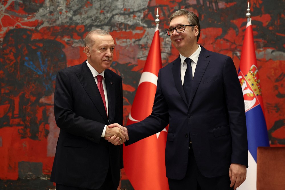 Erdogan (levo) i Vučić (desno) se rukuju u Palati Srbija