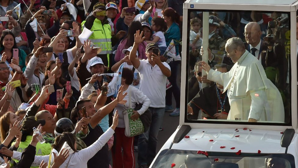 El papa Francisco recorre las calles de Bogotá en el papamóvil. El papa Francisco recorre las calles de Bogotá en el papamóvil.