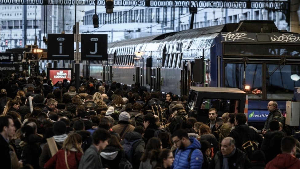Путешественники гуляют по платформе Лионского вокзала в Париже 20 декабря 2019 года