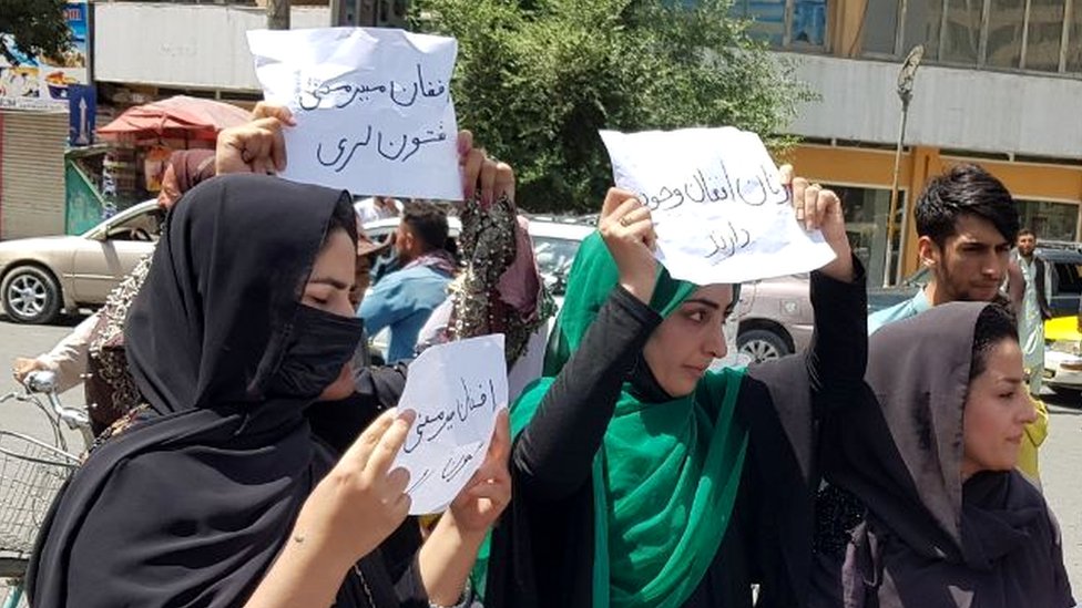 Sejumlah perempuan protes di Kabul menuntut hak mereka.