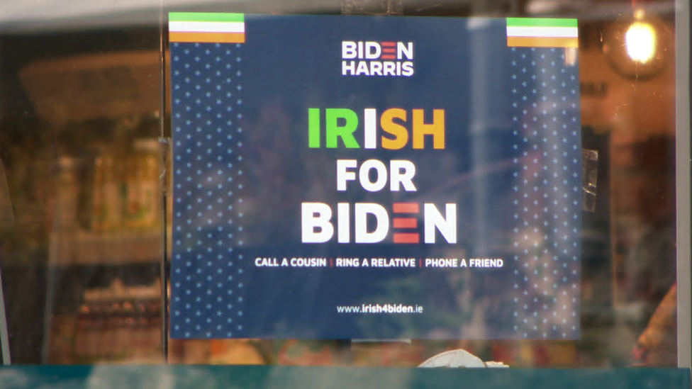 Во многих витринах магазинов Карлингфорда сейчас выставлены плакаты с надписью «Irish For Biden».