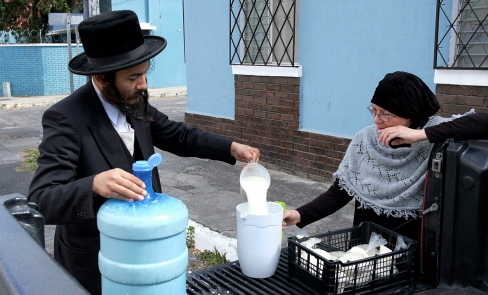 Yoseph Aaron vendiendo leche.